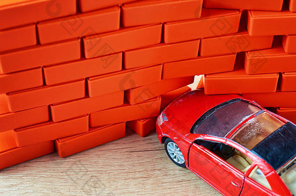 r�崩溃事故汽车打击砖墙车保险概念