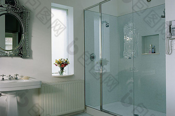 现代白色浴室步入式淋浴柜的玻璃墙和门