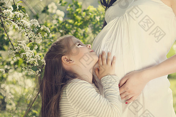 春天里，快乐的怀孕妈妈和她的小女儿