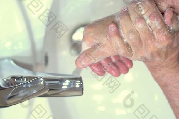 保护身体免受细菌和病毒侵害的概念。特写老人的手，用肥皂和肥皂清洁细菌和细菌。保护自己免受感染2019冠状病毒疾病。