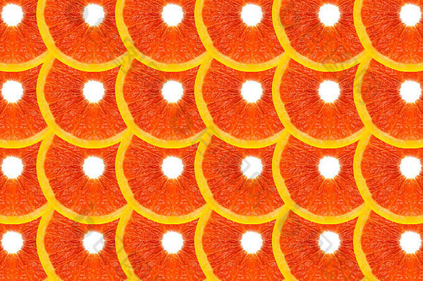 白色背景上的新鲜柚子片制成的图案，俯视图，平面图。水果背景。
