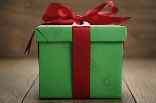 绿皮礼品盒木桌上带盖和红丝带蝴蝶结的礼品盒