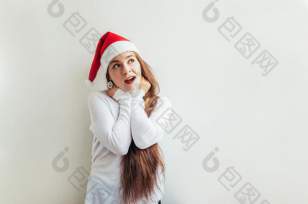 美丽的女孩长头发红色的圣诞老人老人他孤立的白色背景快乐兴奋年轻的女人肖像真正的情绪快乐圣诞节一年假期