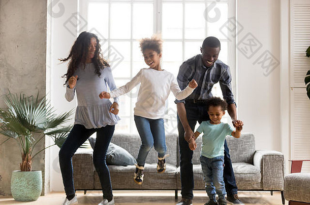 快乐的非洲黑人家庭在家跳舞