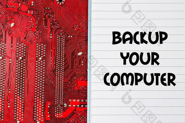 红色旧脏电脑电路板和文字概念