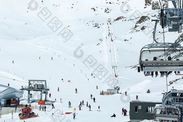 冬季景观-滑雪场的全景，包括滑雪坡和滑雪升降机。阿尔卑斯山奥地利皮茨塔勒·格雷彻。威尔德斯皮茨巴恩