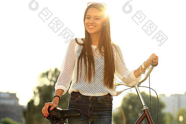 城市里的年轻女子和自行车