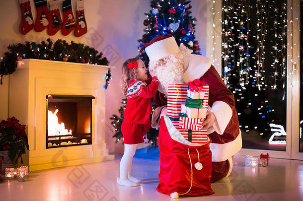孩子们圣诞老人老人壁炉圣诞节夏娃家庭庆祝圣诞节装饰生活房间树火的地方