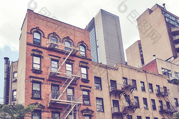 美国纽约市带有<strong>消防通道</strong>的建筑物的复古色调图片。
