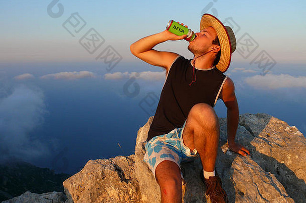 男人。喝啤酒山撒丁岛享受夏天时间