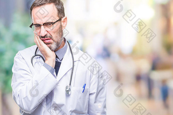 中年老年白发医生穿着医疗制服的男人孤立的背景思维看起来很疲惫，对抑郁问题感到厌倦