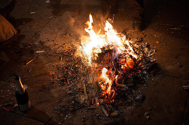 2013年柏林新年前夕，无家可归者用烟火取暖的大火