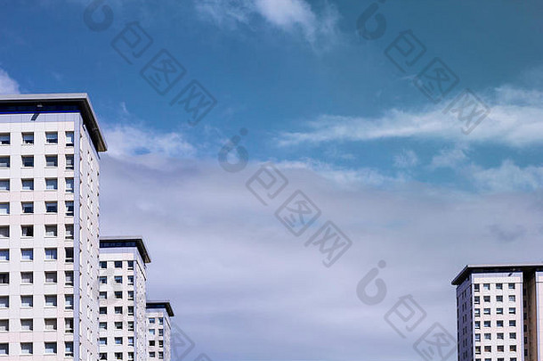 白色现代块公寓蓝色的天空现代背景