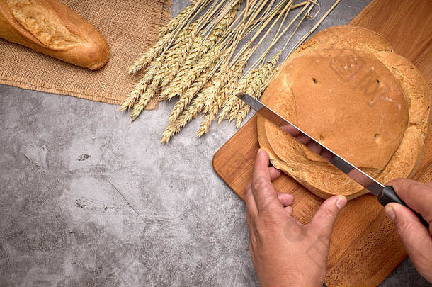 灰色背景上的乡村面包和小麦穗-健康食品概念