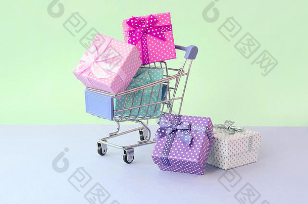 购物车里有各种颜色的带彩带的小礼盒，背景是紫色和蓝色的粉彩。