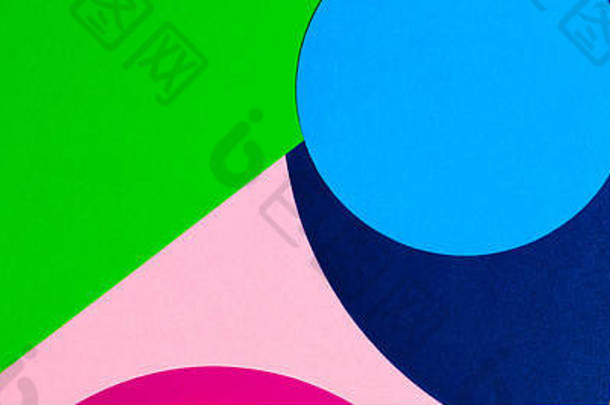 孟菲斯几何风格时装纸的纹理背景。黄色、蓝色、绿色、粉色。俯视图，平面布置
