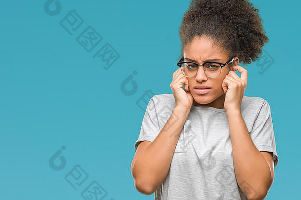 一位年轻的非裔美国妇女戴着眼镜，用手指遮住耳朵，面对嘈杂的音乐声，她表现出恼怒的表情。<strong>缉毒</strong>局