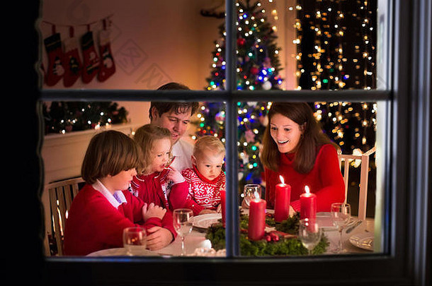 大家庭孩子们庆祝圣诞节首页节日晚餐壁炉圣诞节树父孩子们吃