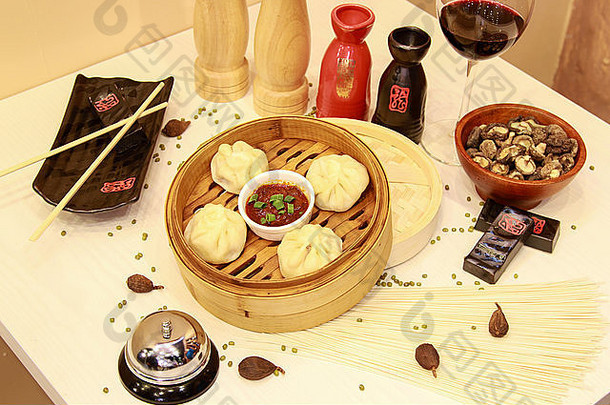 中国厨师的美味佳肴，放在一张带有中国特色的桌子上。