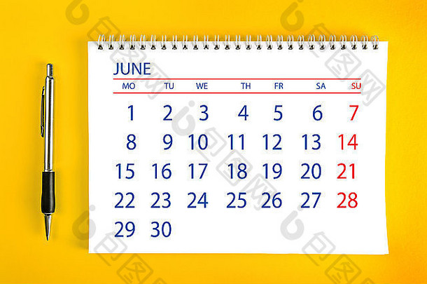6月纸质<strong>日历</strong>页，螺旋装订，作为时间管理和时间表概念。