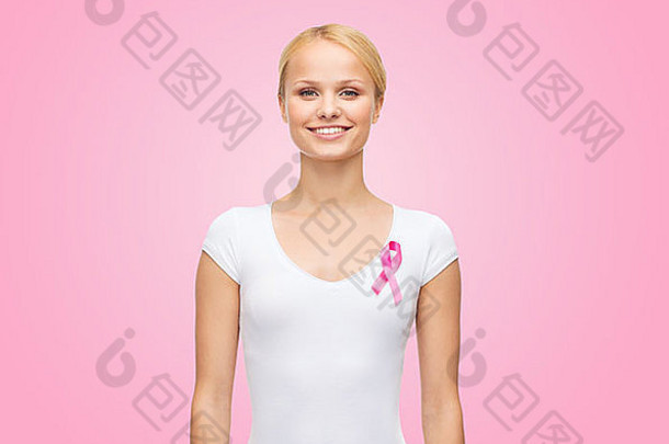 一位身穿印有粉色癌症丝带的空白t恤的女士