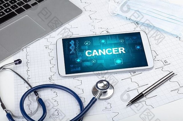 平板电脑和带有<strong>癌症</strong>铭文的医疗用品，预防概念