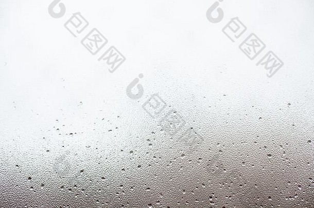 在白色背景上分离的水滴。浓缩的真实水滴。窗户玻璃表面有透明的汽泡供您设计