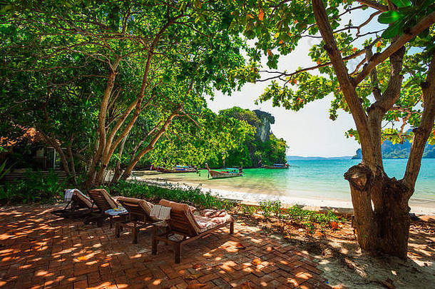 泰国敖楠Railay海滩，一个安静的地方，有沙滩椅，可以欣赏<strong>风景</strong>