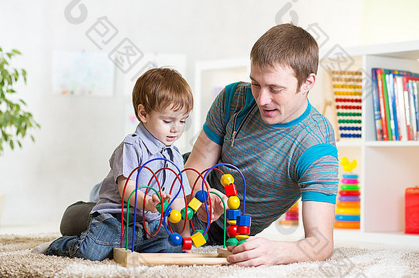 快乐的孩子和爸爸在玩玩具