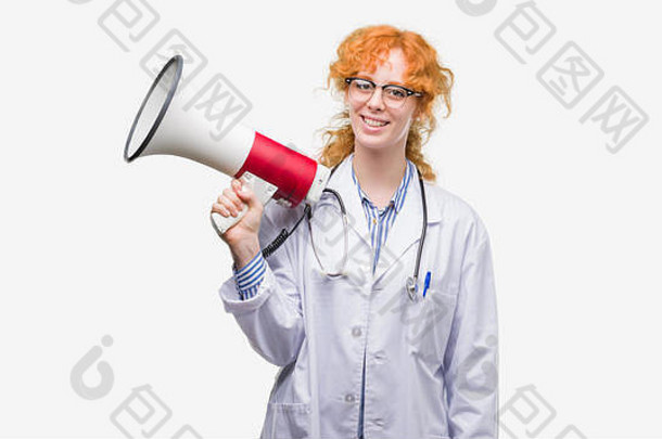 年轻的红发女医生手持扩音器，脸上挂着幸福的表情，脸上带着自信的笑容，露出牙齿