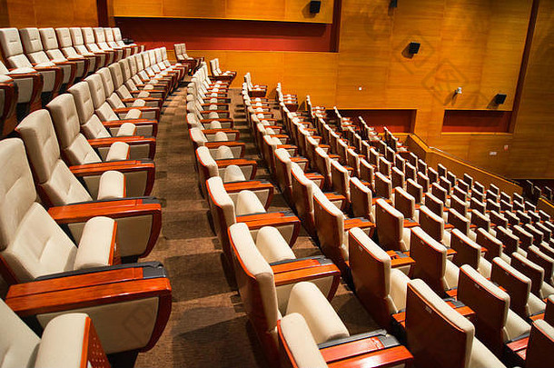 在中国北京中国国家会议中心的一个会议大厅里，一排排的座位。