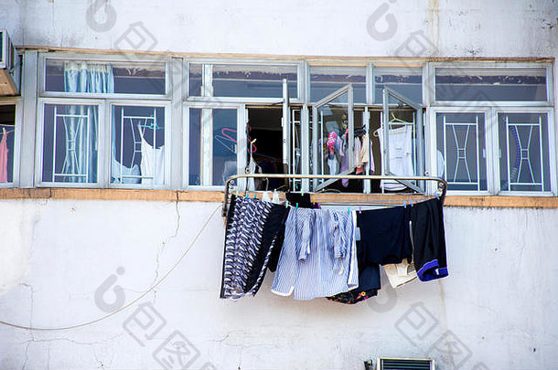 香港人在中国香港坚尼地城高楼公寓窗外晒晒太阳的生活方式