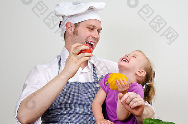 小女孩和她的父亲在厨房里玩得很开心