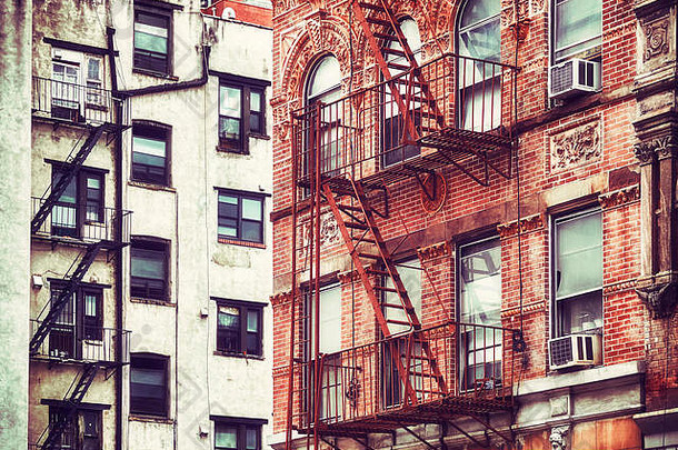 美国纽约市标志之一，带有<strong>消防通道</strong>的旧式建筑复古风格图片。