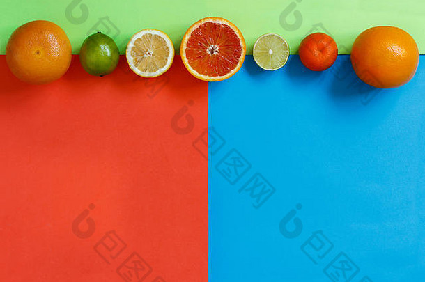 柑橘类水果红色的绿色蓝色的背景前视图