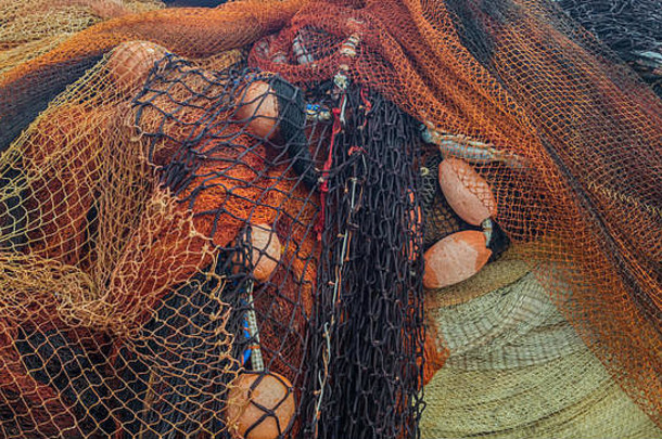 带浮子的橙色和黑色渔网。