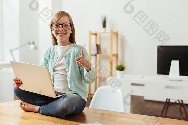 聪明可爱的女孩喜欢使用她的新笔记本电脑
