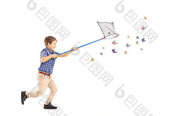 一个小孩奔跑并用网捕捉蝴蝶的全长肖像