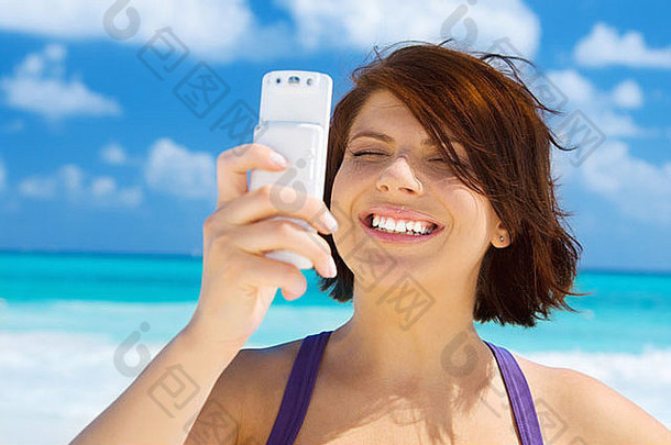 快乐女人白色电话海滩
