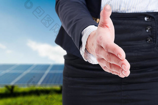 业务女人提供握手太阳能权力场背景伙伴关系绿色能源概念