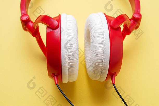 照片红色的白色耳机音乐特写镜头黄色的背景