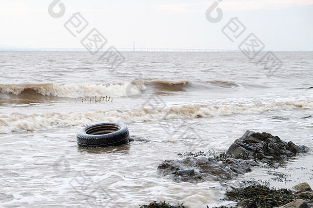 轮胎倾倒被遗弃的车洗海岸行海