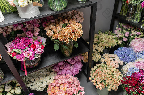 花瓶彩色的花展示花商店美丽的春天花束小家庭业务工作花店复制空间
