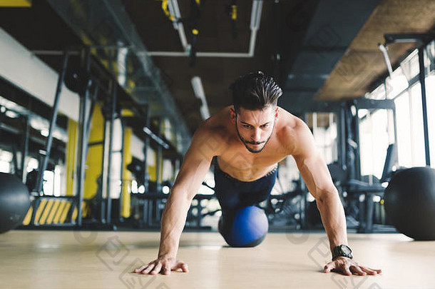 运动型运动员在训练期间在健身房做俯卧撑