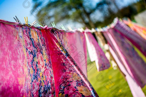 在野营的时候去乡村度假。刚洗过的，新鲜芳香的棉床单和亚麻布，挂在外面的洗衣线上
