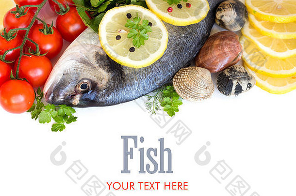 白色背景上的新鲜多拉多鱼、海鲜和蔬菜
