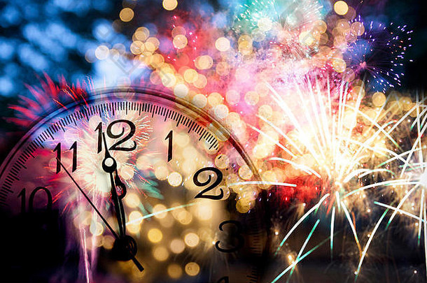 午夜的新年——星星、雪花和节日灯光的古老时钟