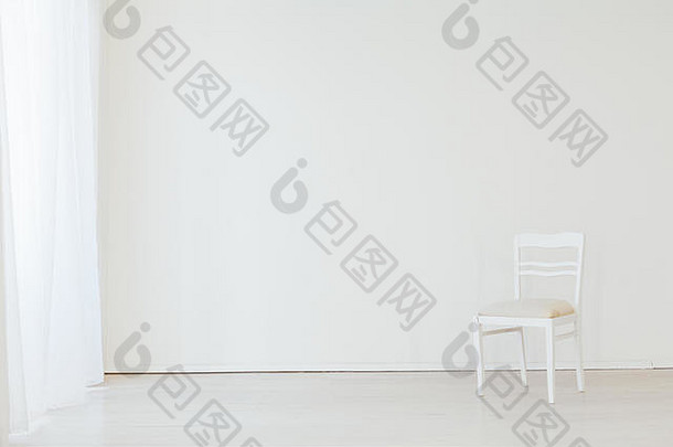 一张椅子在一间空空的白色房间里