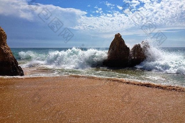 海浪冲击着葡萄牙阿尔加维阿尔沃的岩石。