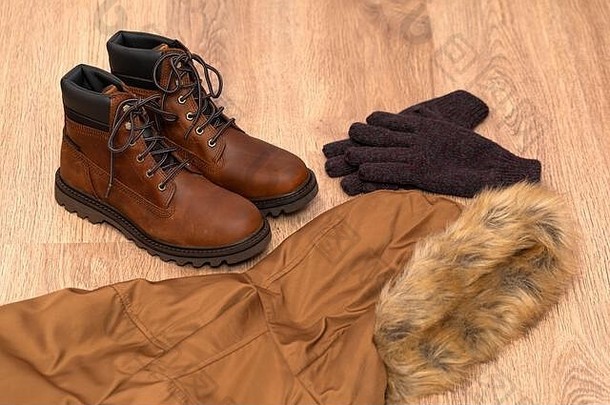 温暖的冬天衣服犯罪引导外套木地板上
